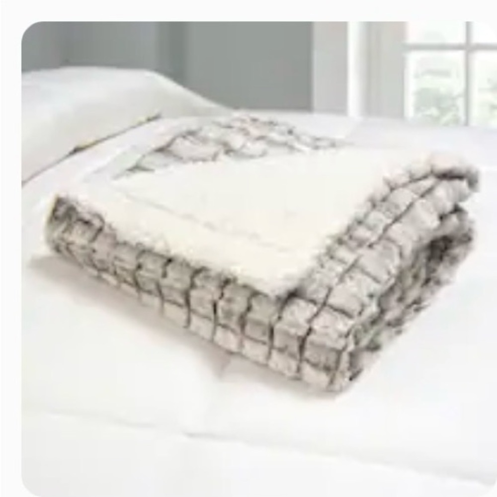 Cozy Sherpa Throw Blanket in Light Gray Plaid - Brand: